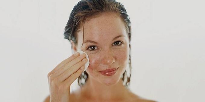 nanošenje ulja na kožu lica radi podmlađivanja